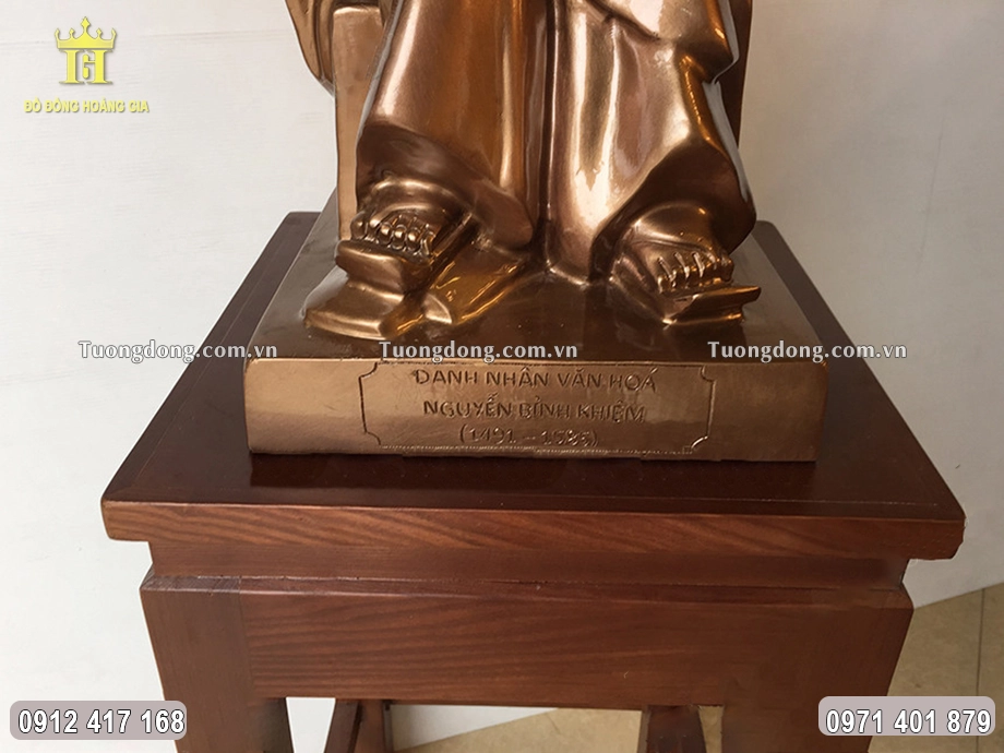 Phần chân đế được chạm khắc vững chãi, chắc chắn